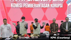 FILE - Komisi Pemberantasan Korupsi (KPK) melakukan kegiatan tangkap tangan terkait dugaan tindak pidana korupsi berupa suap pengadaan barang dan jasa Basarnas 2021-2023. (Foto: Courtesy/KPK)