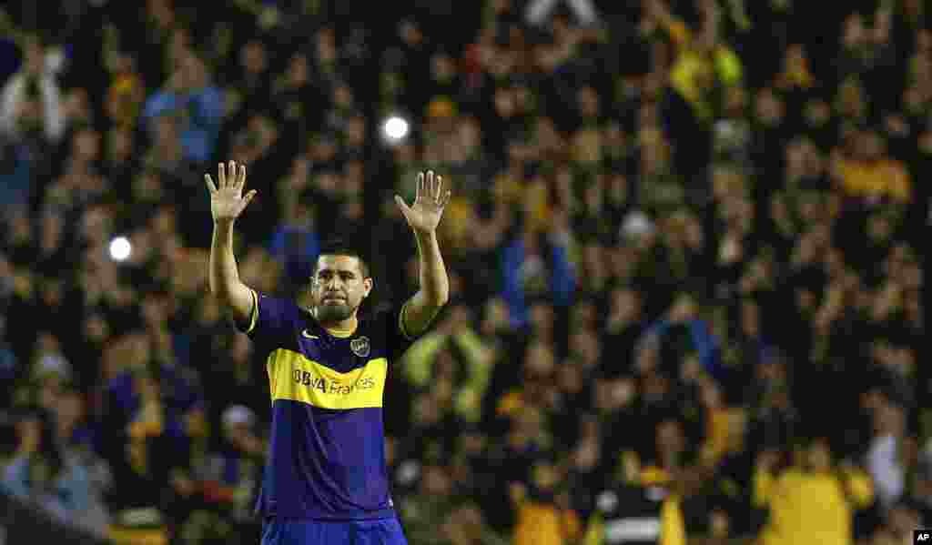 Cristian Riquelme, hermano del exjugador del Boca Juniors Juan Román Riquelme, fue secuestrado cuando estaba en la puerta de la casa de un amigo, en Don Torcuato, una ciudad ubicada en el sur del partido de Tigre, en la zona norte del Gran Buenos.&nbsp;Fue liberado, tras permanecer 29 horas en manos de sus secuestradores. Riquelme pagó 160.000 dólares en ese entonces; al principio le exigieron 300.000 dólares a su familia. Las autoridades atribuyeron&nbsp;el secuestro una banda dedicada a los secuestros. &nbsp; 