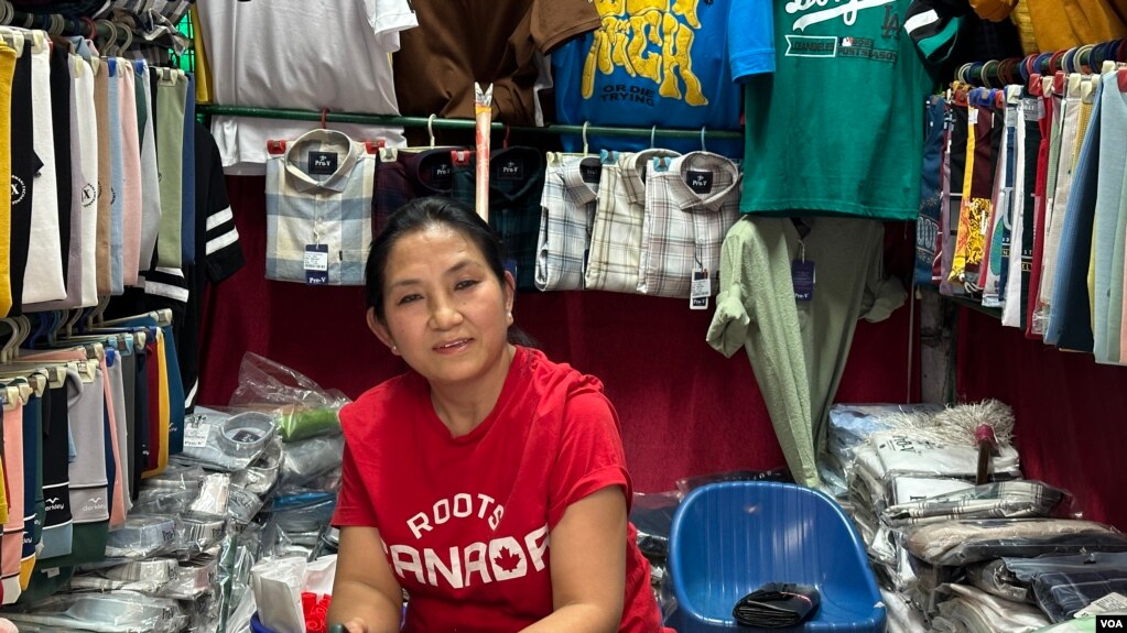 51岁的噶玛达顿(Karma Dadon)在新德里北部的藏传集市上经营一家服装店 (美国之音/贾尚杰)(photo:VOA)