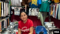 51岁的噶玛达顿(Karma Dadon)在新德里北部的藏传集市上经营一家服装店 (美国之音/贾尚杰)
