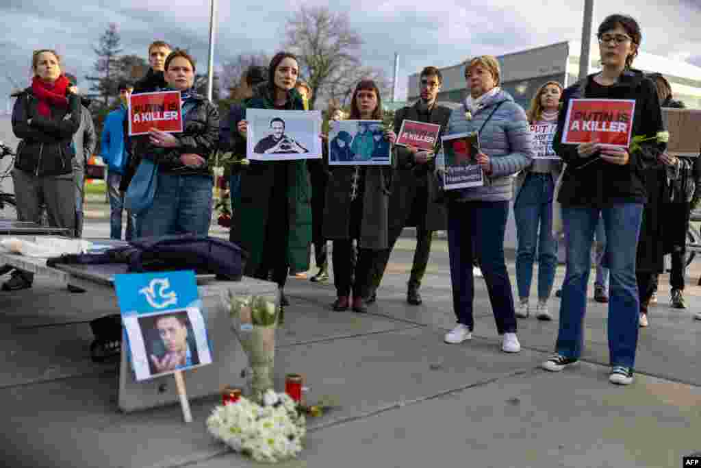 Demonstranti drže papire sa porukama &quot;Putin je ubica&quot; ispred sedišta Ujedinjenih naciija u Ženevi (Foto: PIERRE ALBOUY / AFP)