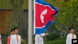 지난달 22일 중국 항저우에서 열린 아시안게임 선수단 입촌 환영식에서 북한 인공기가 게양됐다.