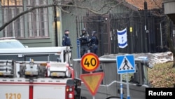 Beberapa petugas kepolisian berjaga di dekat Kedutaan Besar Israel di Stockholm, Swedia, setelah muncul laporan adanya alat peledak yang ditemukan di dekat kedutaan pada 31 Januari 2024. (Foto: Henrik Montgomery/TT News Agency/via Reuters)