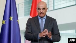 Presiden Swiss Alain Berset berbicara dalam konferensi pers di Berlin, pada 18 April 2023. (Foto: AFP/Odd Andersen)