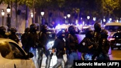 Sejumlah polisi berpatroli di jalan-jalan di Paris, Minggu, 2 Juli 2023, lima hari setelah seorang remaja berusia 17 tahun ditembak mati oleh seorang polisi di Nanterre, pinggiran Kota Paris. (Foto: Ludovic Marin/AFP)