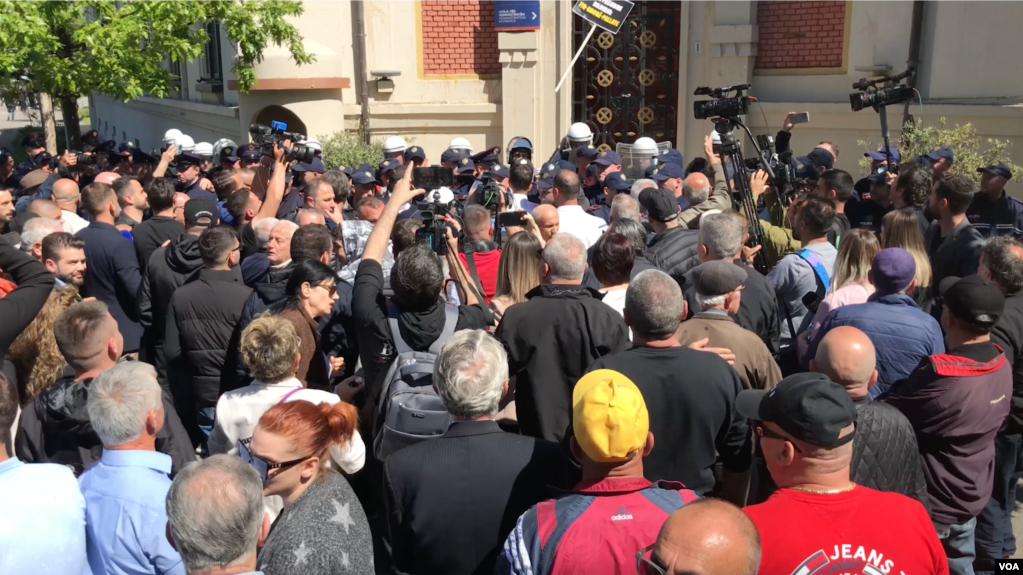 Protesta para bashkisë së Tiranës, kërkohet dorëheqja e kryetarit Erjon Veliaj