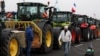 Французькі фермери тракторами та іншою технікою блокували автошляхи довкола Парижа. 30 січня 2024 р. 