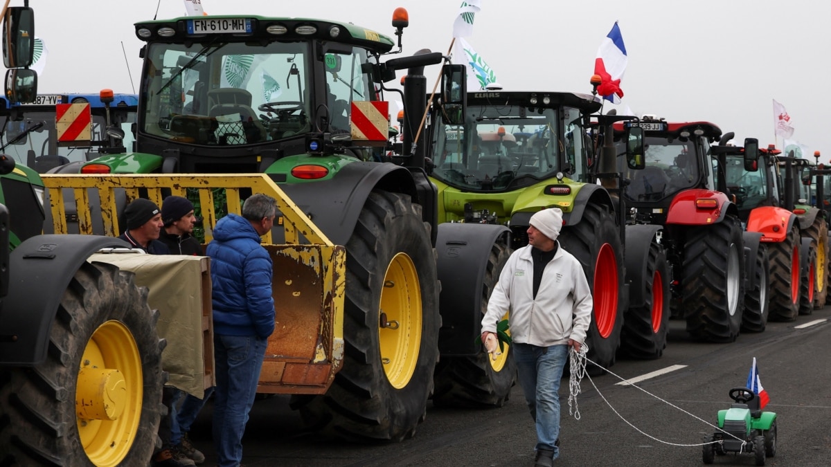 Why do European farmers protest and mention Ukraine?