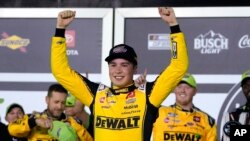 Christopher Bell celebra en el Círculo de la Victoria después de ganar la segunda de las dos carreras de autos clasificatorias para las 500 Millas de Daytona de NASCAR en el Daytona International Speedway, el jueves 15 de febrero de 2024, en Daytona Beach, Florida, EEUU.