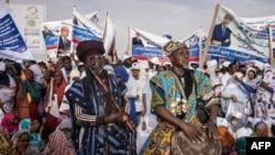 Des partisans du président sortant Mohamed Ould Cheikh El Ghazouani, chef de l'Union pour la République, lors du dernier rassemblement de campagne à Nouakchott, en Mauritanie, le 27 juin 2024. (Photo de JOHN WESSELS/AFP).