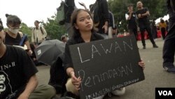 University student Stephanie Iskandar, 21, says many young Indonesians know little about the country’s dark past. (Dave Gunebaum/VOA)