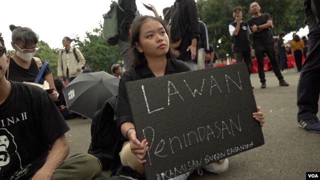 University student Stephanie Iskandar, 21, says many young Indonesians know little about the country's dark past. (Dave Gunebaum/VOA)