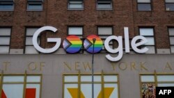 Nembo ya Google inaonekana ikiwa na bendera ya upinde wa mvua kama ishara ya wasagaji, mashoga, wapenzi wa jinsia mbili, waliobadili jinsia (LGBT) , tarehe 7 Juni 2022. Picha na Angela Weiss / AFP.