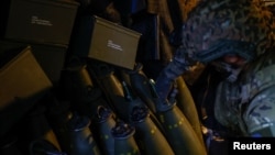 Ukrajinski vojnik priprema granate za ispaljivanje haubice prema ruskim trupama u oblasti Donjecka (Foto: Reuters)