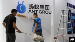 中国工人在上海的世界人工智能大会会场为蚂蚁集团建展台。（2023年7月5日）