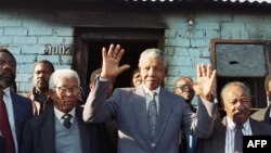 Nelson Mandela (katikati), akiwa na naibu wake Walter Sisulu (Kulia) na Katibu Mkuu wa ANC Alfred Nzo huko Boipatong Julai 9, 1991. Picha na WALTER DHLADHLA / AFP