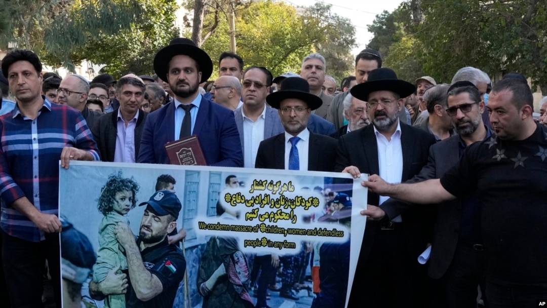 Во интервју за Гласот на Америка на персиски јазик, претставникот на израелското Министерство за надворешни работи Емануел Нахшон го дава првиот јавен коментар за невидените антиизраелски собири на Евреите во пет ирански градови на 30 октомври