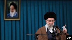 Pemimpin Tertinggi Ayatollah Ali Khamenei berbicara dalam pertemuan di Teheran, Iran, 18 April 2023. (Kantor Pemimpin Tertinggi Iran via AP)