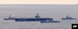 美國海軍尼米茲號航母（USS Nimitz）率領的一個打擊群在完成與南韓海軍的聯合演習後駛往南韓釜山海軍基地。（2023年3月27日）