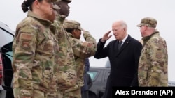 Presidente Joe Biden saúda soldados à chegada à base aérea de Dover, 2 fevereiro 2024