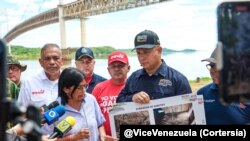 La vicepresidenta de Venezuela, Delcy Rodríguez, denuncia planes para derribar un puente en el sur de Venezuela. 