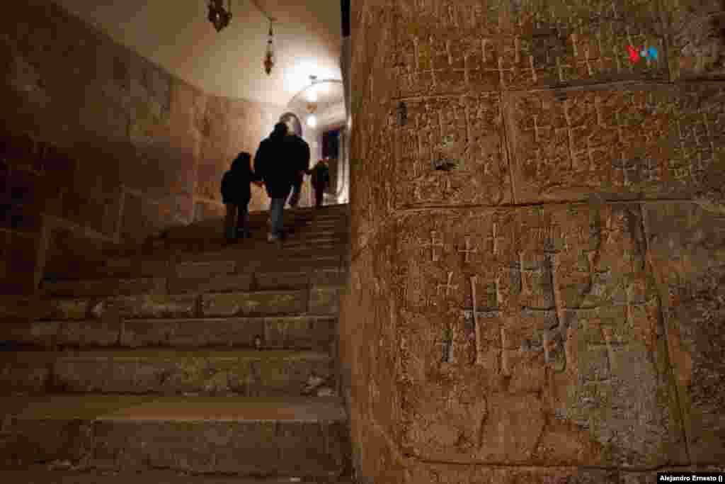 Cruces talladas en la roca hace cientos de años por peregrinos que visitaban el Santo Sepulcro.