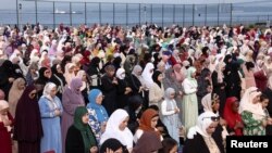 အမေရိကန်ပြည်ထောင်စု နယူးယောက်မြို့တွင် အစ်နေ့ဆင်နွှဲနေကြသည့် အစ္စလာမ်ဘာသာဝင်တို့ကိုတွေ့ရစဉ် (ဇွန် ၂၈၊ ၂၀၂၃)
