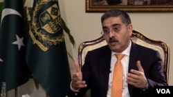 Pakistan's caretaker Prime Minister Anwaar-ul-Haq Kakar speaks with VOA's Pakistan bureau chief. (VOA)