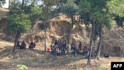 Polisi Penjaga Perbatasan Myanmar (BGP) berbicara dengan personel Penjaga Perbatasan Bangladesh (BGB) setelah mencari perlindungan di perbatasan Ghumdum Bangladesh di distrik Bandarban, 5 Februari 2024. (Tanbir MIRAJ / AFP)