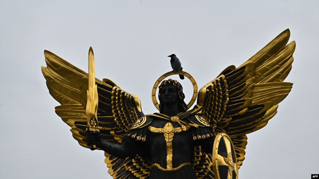 Seekor burung gagak duduk di atas patung Malaikat Pelindung Kyiv, Archangel Michael di Lapangan Kemerdekaan, 1 November 2023.