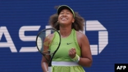 Petenis asal Jepang Naomi OSaka merayakan kemenangan atas lawannya petenis asal Latvia Jelena Ostapenko di babak pertama AS Terbuka yang digelar di New York, pada 27 Agustus 2024. (Foto: AFP/Timothy A. Clary)