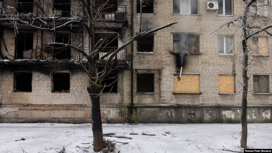 Dim izlazi iz improvizovanog dimnjaka iz stana Viktora Ivanoviča koji nema grejanje, vodu i gas, a prozori su mu razneseni tokom borbi prethodne zime u gradu Lajman, nakon ruskog napada na Ukrajinu, 15. decembar, 2023. (Foto: Rojters/Thomas Peter)