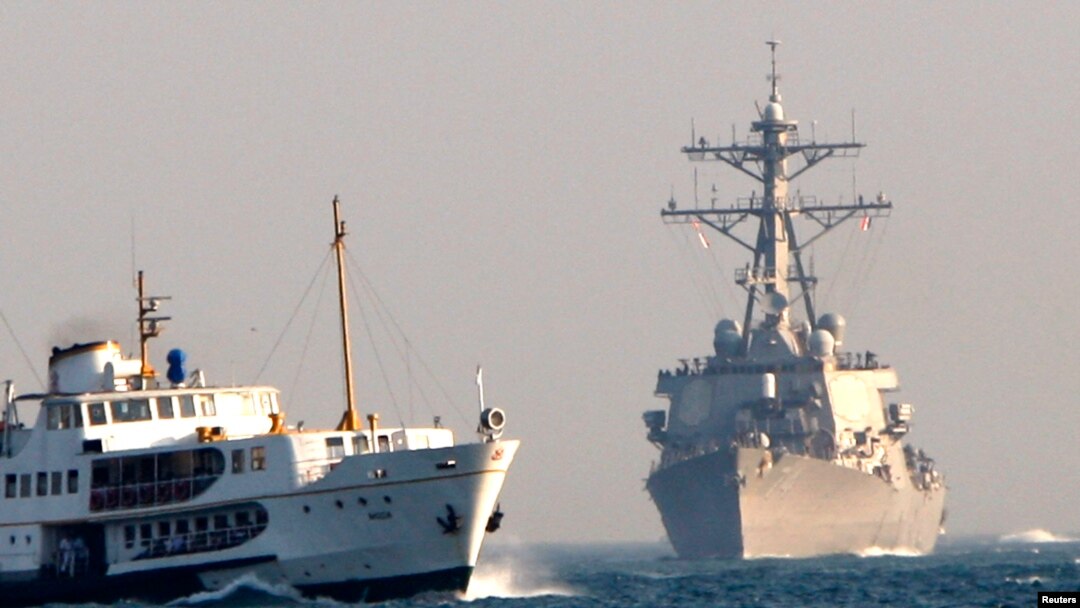 Турецкий паром проплывает мимо USS McFaul, первого из трех кораблей ВМС США, направившихся через Босфорский пролив в Грузию с гуманитарной помощью во время российской военной агрессии 22 августа 2008 года