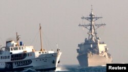 Турецкий паром проплывает мимо USS McFaul, первого из трех кораблей ВМС США, направившихся через Босфорский пролив в Грузию с гуманитарной помощью во время российской военной агрессии 22 августа 2008 года