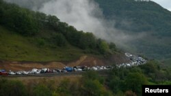 Ermənistana yola düşən Qarabağ sakinlərini daşıyan maşınlardan ibarət tıxac.