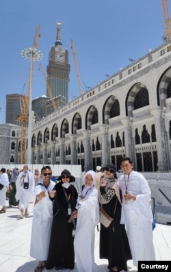 Dari kiri ke kanan: Fauzi, Ina, dan tiga kerabat mereka seusai umrah sebelum pelaksanaan haji (foto: Ina)