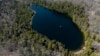کینیڈا کے صوبے ٹورانٹو میں واقع کرافورڈ جھیل جس کی گہری تہہ میں کرہ ارض کے کروڑوں سال کی تاریخ محفوظ ہے۔ فائل فوٹو