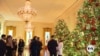 VOA英语视频：数百名志愿者将白宫装饰一新迎接圣诞。