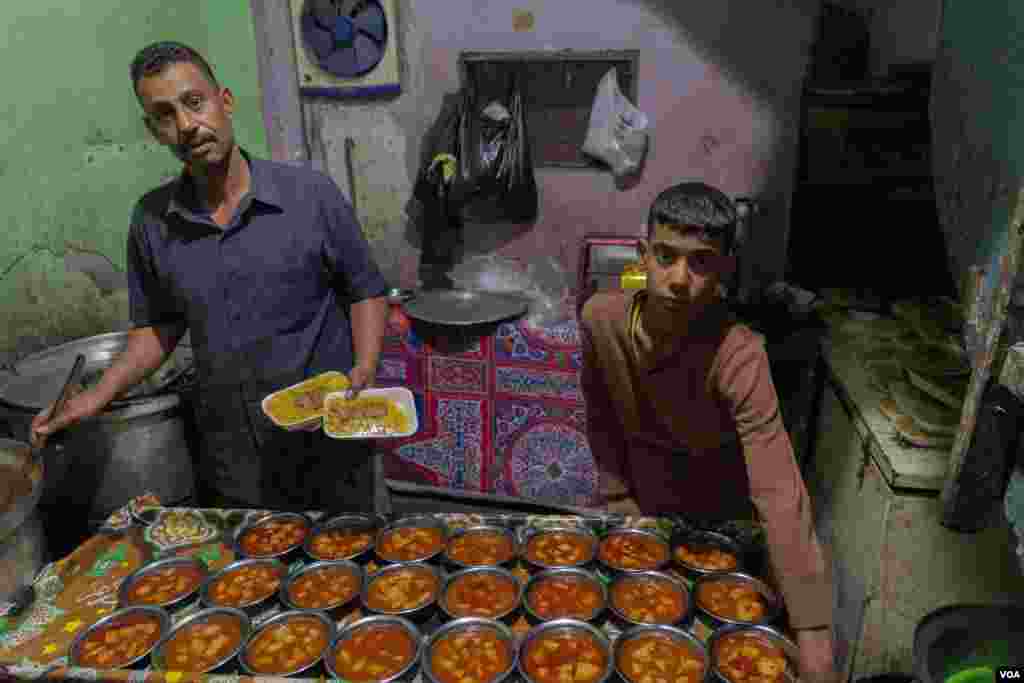 Karem, a volunteer who, along with his son Mohamed, prepares about 250 daily iftar meals, is seen in Cairo, March 26, 2023. &quot;We made 500 Ramadan meals a day last year. Today, we&#39;re lucky, though, since we received a donation of meat and rice,&quot; Karem says. (Hamada Elrasam/VOA)&nbsp;