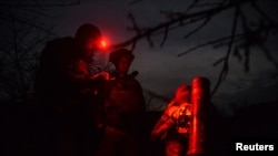 Prajurit Ukraina bersiap untuk menembakkan mortir di tengah serangan Rusia ke Ukraina, di dekat kota Bakhmut, wilayah Donetsk, Ukraina 6 April 2023. (Foto: Reuters)