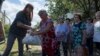 Una voluntaria de la organización "They Need Us" distribuye ayuda humanitaria a mujeres locales en Cherkasske, Ucrania, el miércoles 12 de julio de 2023.
