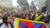 2023年11月15日上午，近400名藏人、维吾尔人、香港人等多个族裔在中国驻旧金山总领事馆门前举行集会抗议习近平暴政。（美国之音周星晨拍摄）
