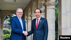 Presiden Indonesia Joko Widodo berjabat tangan dengan Perdana Menteri Australia Anthony Albanese di Admiralty House, Sydney, Australia, 4 Juli 2023. (Istana Kepresidenan RI/Handout Indonesia via REUTERS)