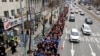 Para dokter Korea Selatan berbaris menuju ke Kantor Kepresidenan untuk memprotes kebijakan medis pemerintah di Seoul, Korea Selatan, 25 Februari 2024. (Foto: REUTERS/Kim Soo-Hyeon)