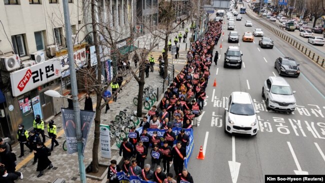 South Korean doctors march to the Presidential Office to protest against the government's medical policy in Seoul, South Korea, February 25, 2024. (REUTERS/Kim Soo-Hyeon)