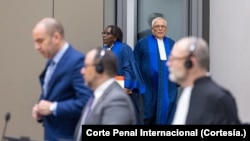 Los jueces de la Sala de Apelaciones de la Corte Penal Internacional ingresan al recinto para comenzar un debate sobre el caso de Venezuela. En primer plano, se observan a representantes del Estado venezolano.