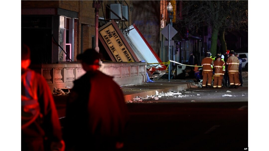 Sejumlah petugas sedang membersihkan gedung Apollo Theatre di Belvidere, Illinois, yang rusak akibat diterjang badai musim semi, Jumat, 31 Maret 2023. Badai juga mengakibatkan sejumlah pengunjung teater cedera. (Foto: Matt Marton/AP Photo)