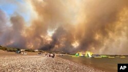Oblaci dima od šumskog požara dižu se do neba na ostrvu Rodos, Grčka, 22. jula 2023.