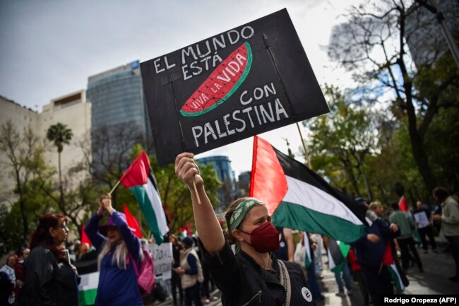 Demonstrasi mendukung rakyat Palestina, di Mexico City, Meksiko pada 17 Februari 2024. (Foto: AFP)