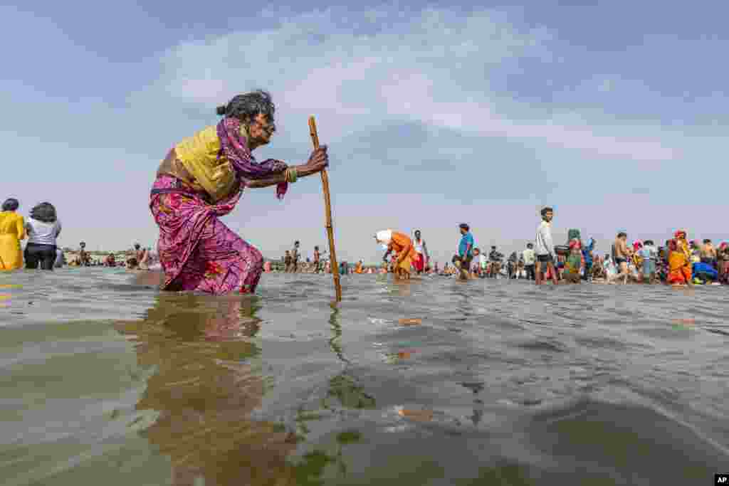 Hindu devotees offer prayers at the Sangam, the meeting point of the Ganges and the Yamuna rivers, during a ritualistic dip on the occasion of Ganga Dussehra festival in Prayagraj,India, India.